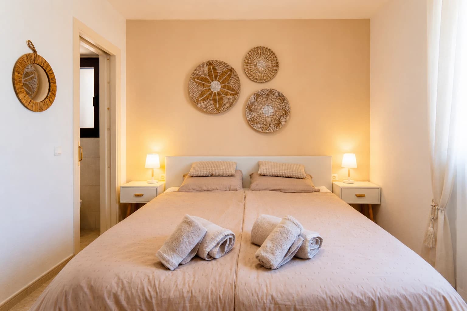 Helles Schlafzimmer mit Doppelbett und warmem Licht